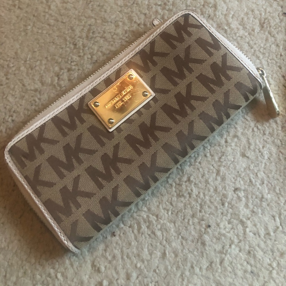 💕MICHAEL KORS ZIP WALLET 💕